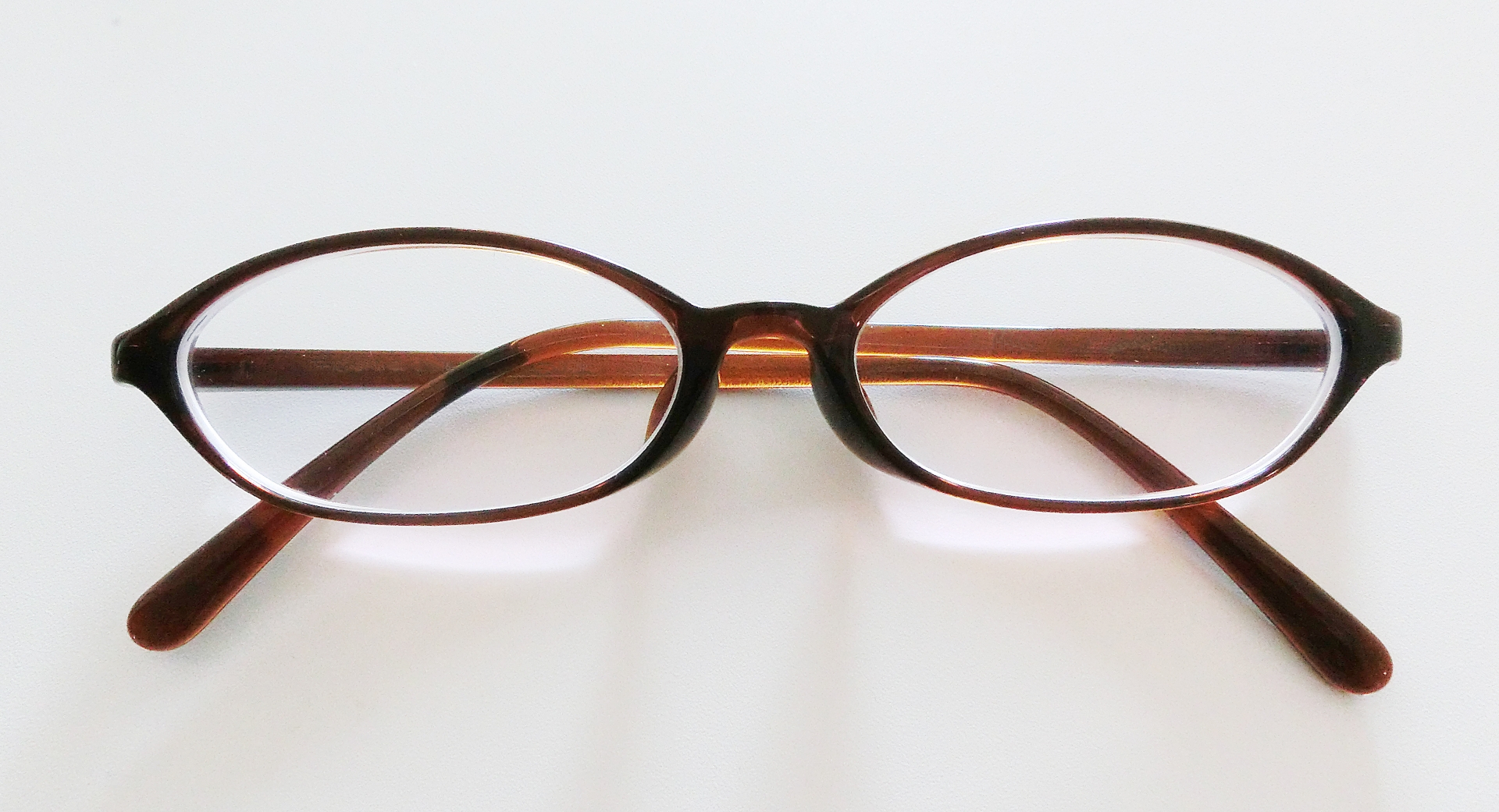 メガネの縁がグレーの場合の印象と感想。似合うメガネの選び方