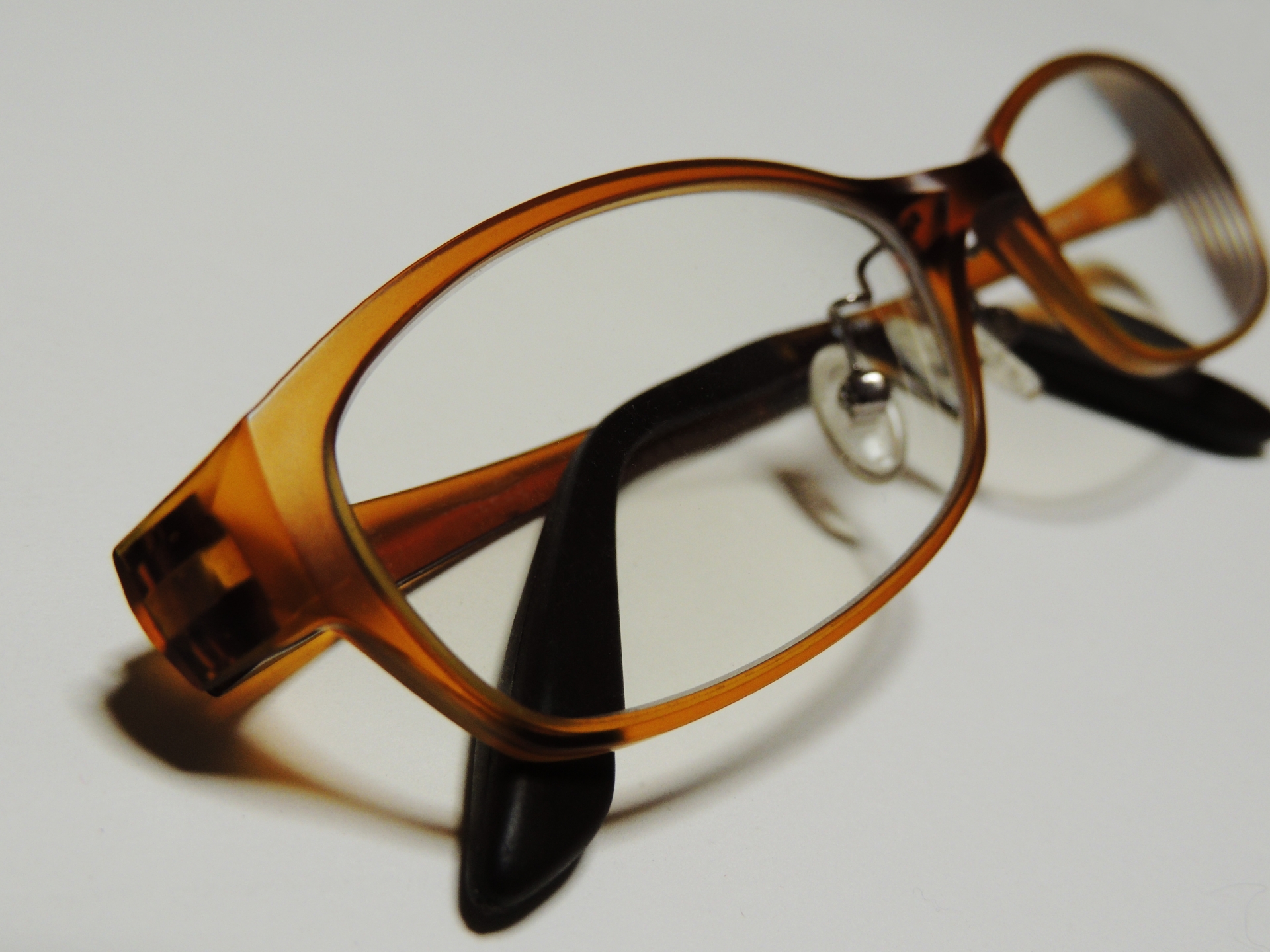 メガネのコーティングの寿命と普段の正しいレンズケアについて