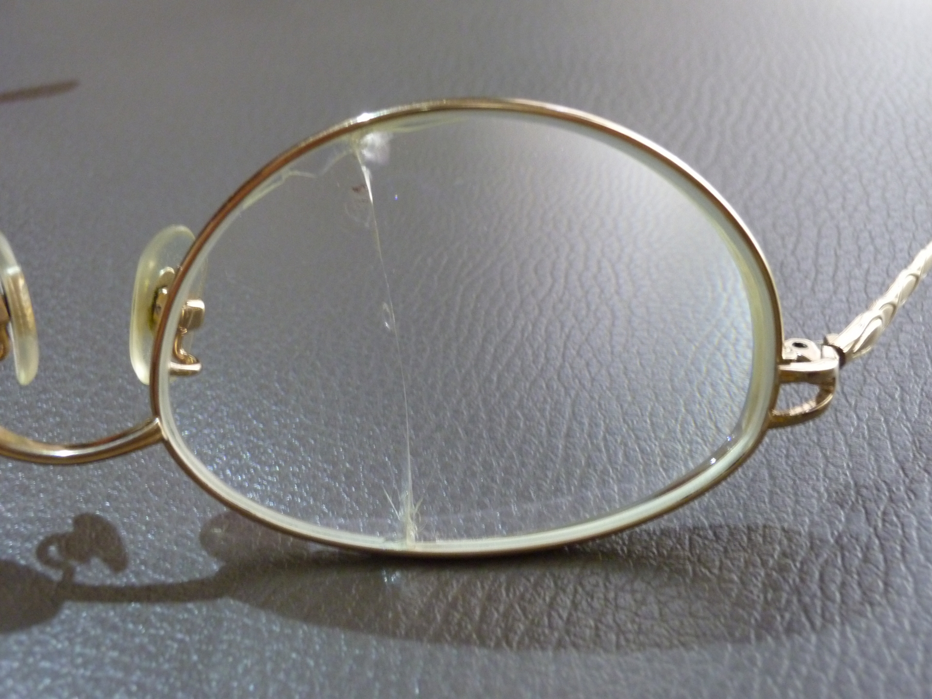 メガネのレンズにヒビが入ってしまう原因とは？傷をつけない方法