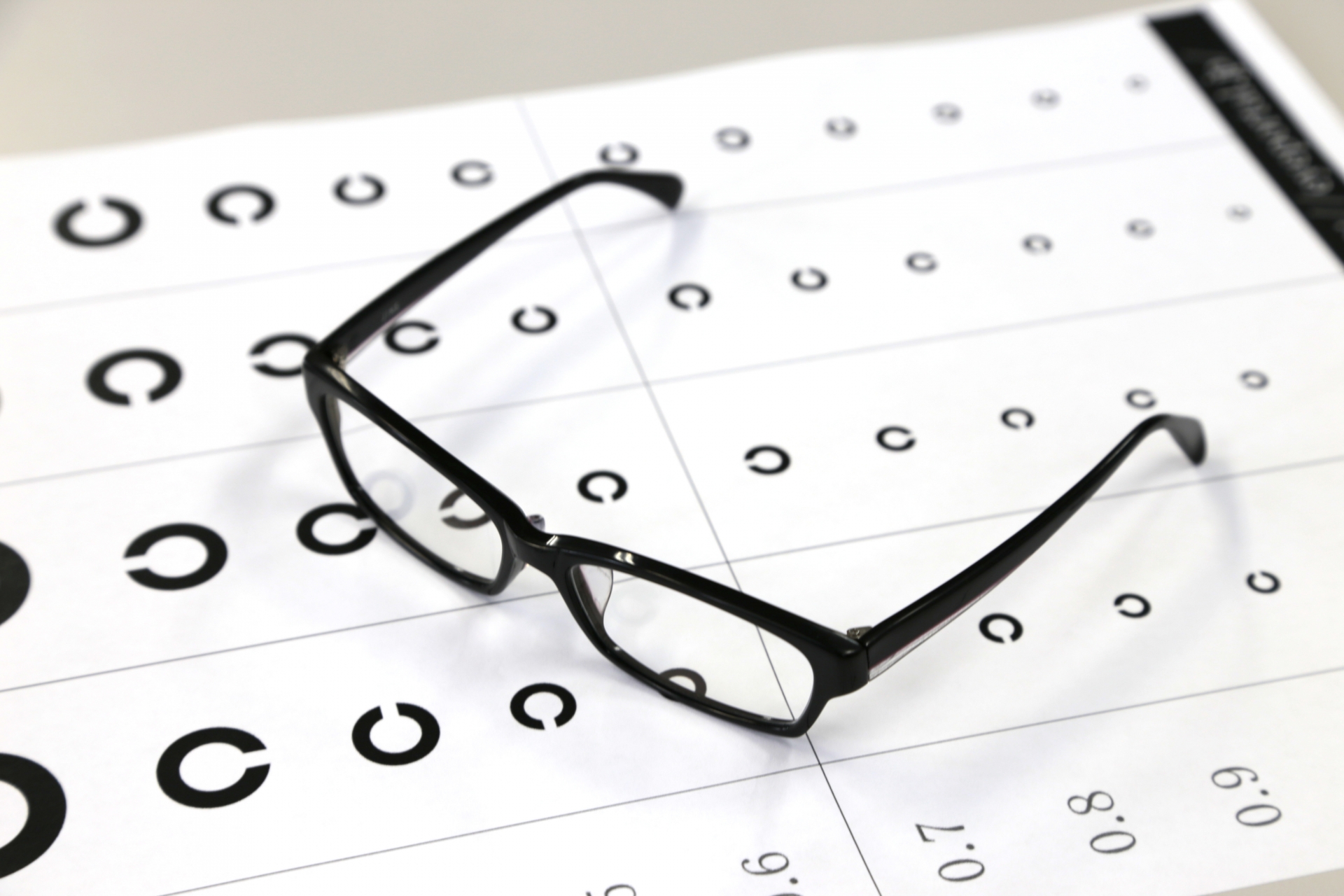 乱視用のメガネは必要？乱視と乱視の眼鏡の特徴を紹介