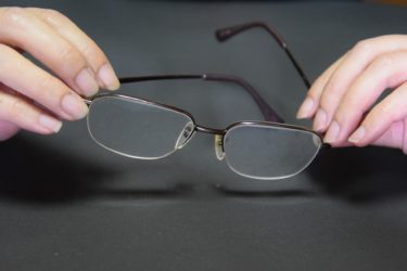メガネと老眼鏡、両方の特徴を持つ遠近両用メガネについて